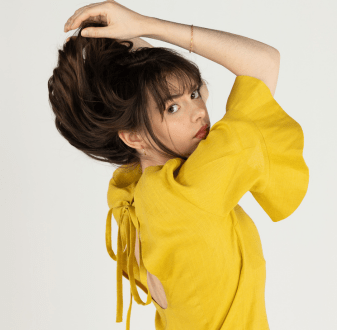 Kelly Bingham's yellow dress