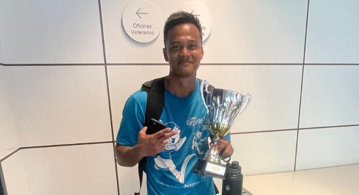 Gabriel Mendoza holding trophy