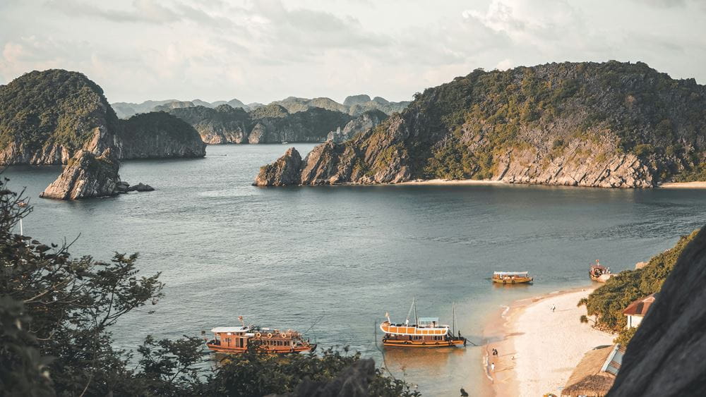 Boats in Hạ Long Bay - Sustainable tourism